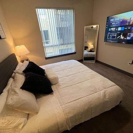 Luxury Modern Condo 3-Min From Six Flags W/Ps5, 1Gb Fast Wi-Fi Kingbed سانتا كلاريتا المظهر الخارجي الصورة