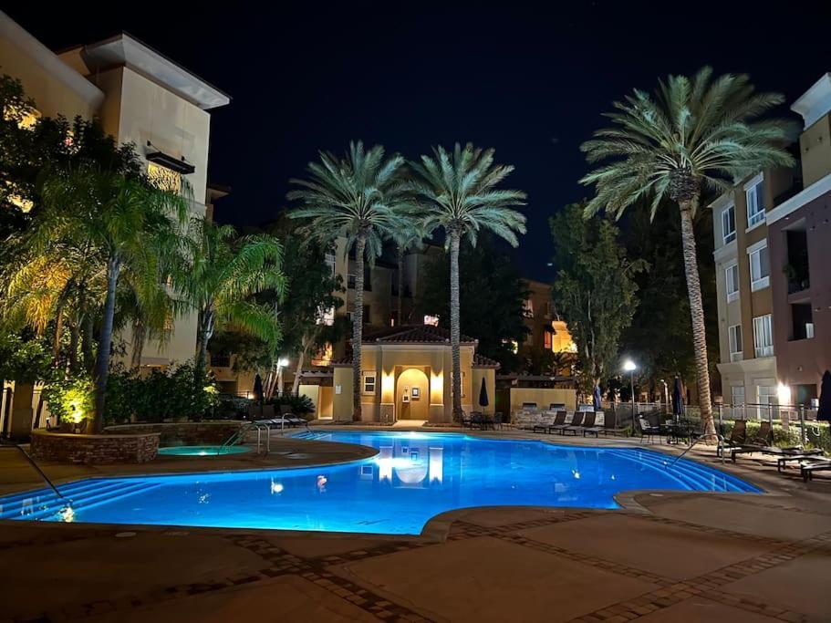 Luxury Modern Condo 3-Min From Six Flags W/Ps5, 1Gb Fast Wi-Fi Kingbed سانتا كلاريتا المظهر الخارجي الصورة