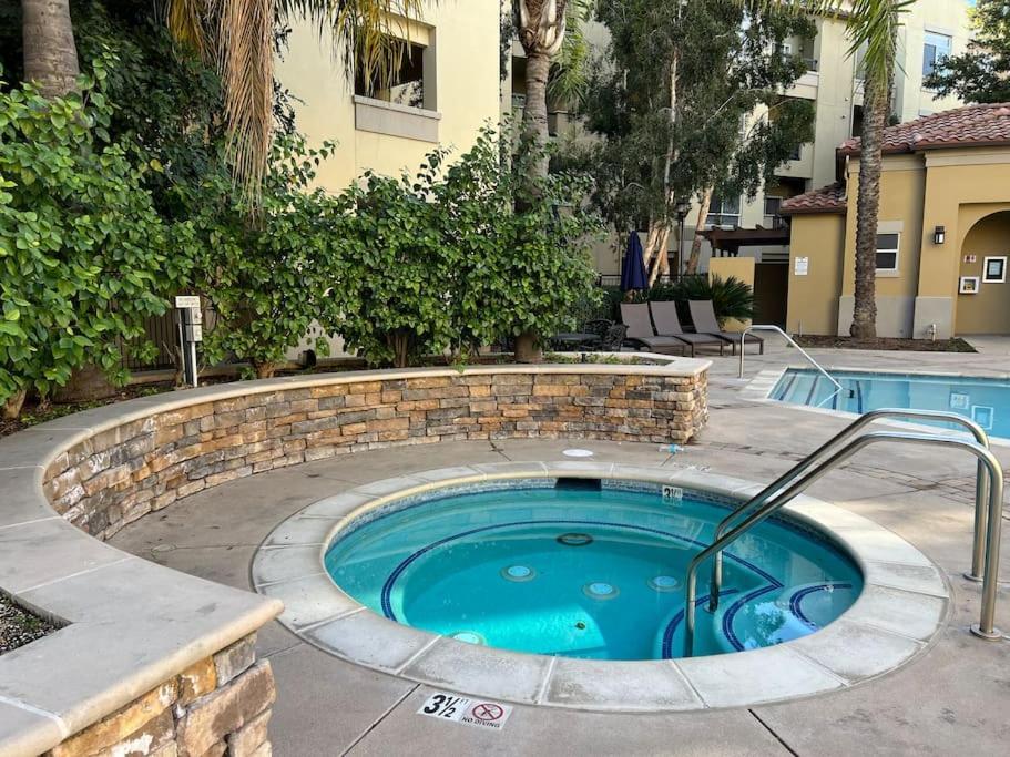 Luxury Modern Condo 3-Min From Six Flags W/Ps5, 1Gb Fast Wi-Fi Kingbed سانتا كلاريتا المظهر الخارجي الصورة