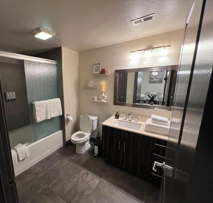 Luxury Modern Condo 3-Min From Six Flags W/Ps5, 1Gb Fast Wi-Fi Kingbed سانتا كلاريتا المظهر الخارجي الصورة