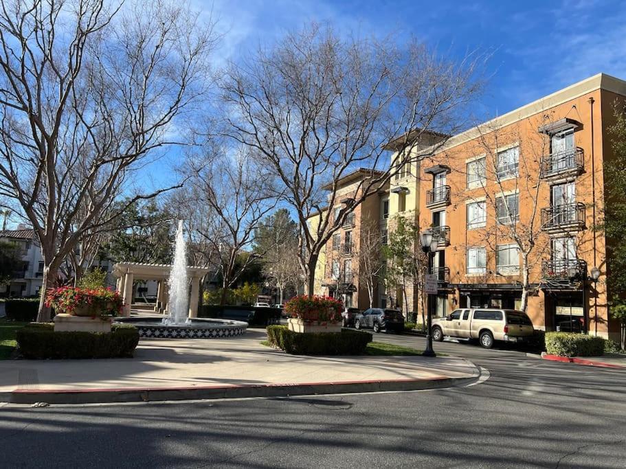 Luxury Modern Condo 3-Min From Six Flags W/Ps5, 1Gb Fast Wi-Fi Kingbed سانتا كلاريتا المظهر الخارجي الصورة
