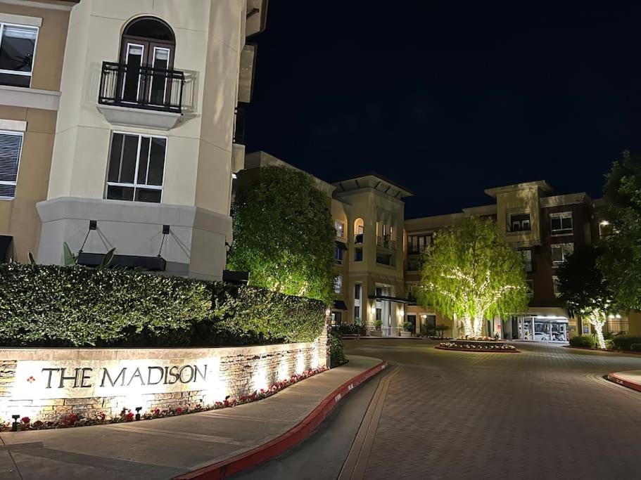 Luxury Modern Condo 3-Min From Six Flags W/Ps5, 1Gb Fast Wi-Fi Kingbed سانتا كلاريتا المظهر الخارجي الصورة