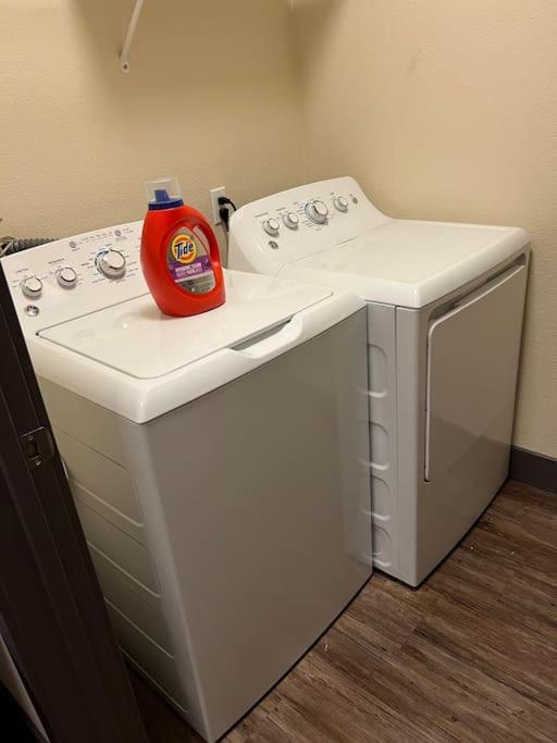 Luxury Modern Condo 3-Min From Six Flags W/Ps5, 1Gb Fast Wi-Fi Kingbed سانتا كلاريتا المظهر الخارجي الصورة