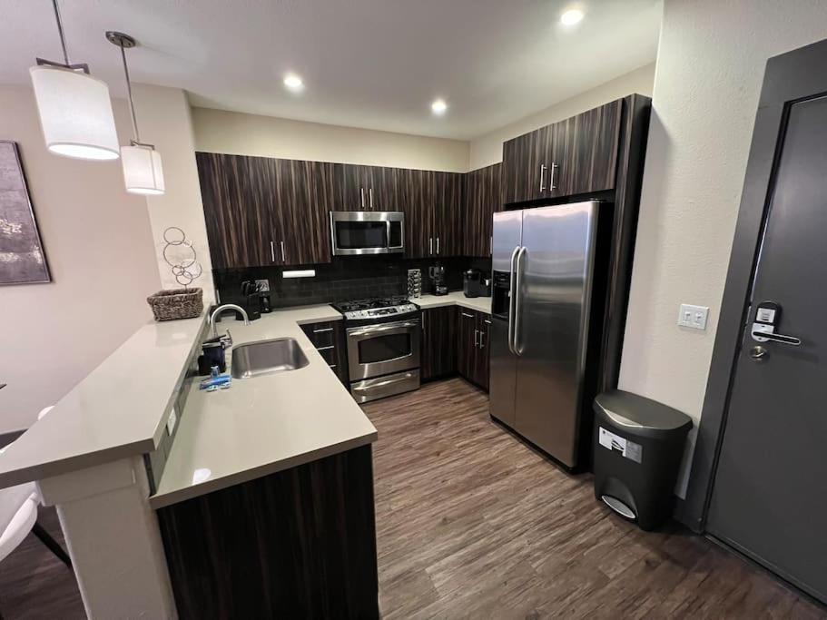 Luxury Modern Condo 3-Min From Six Flags W/Ps5, 1Gb Fast Wi-Fi Kingbed سانتا كلاريتا المظهر الخارجي الصورة