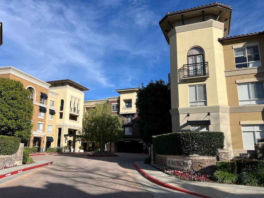 Luxury Modern Condo 3-Min From Six Flags W/Ps5, 1Gb Fast Wi-Fi Kingbed سانتا كلاريتا المظهر الخارجي الصورة