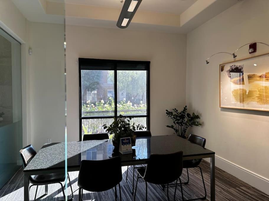 Luxury Modern Condo 3-Min From Six Flags W/Ps5, 1Gb Fast Wi-Fi Kingbed سانتا كلاريتا المظهر الخارجي الصورة