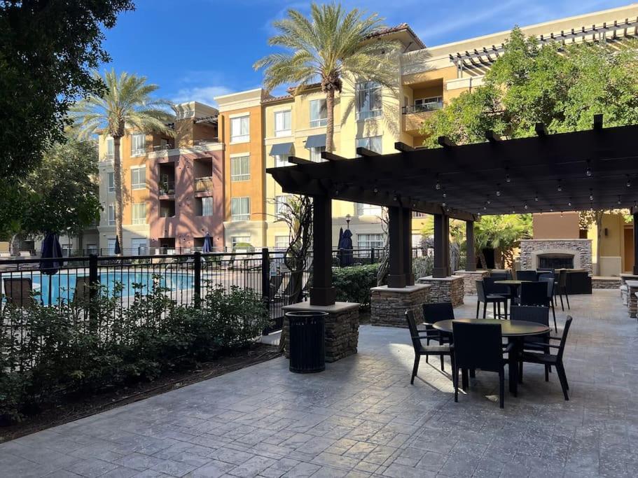 Luxury Modern Condo 3-Min From Six Flags W/Ps5, 1Gb Fast Wi-Fi Kingbed سانتا كلاريتا المظهر الخارجي الصورة