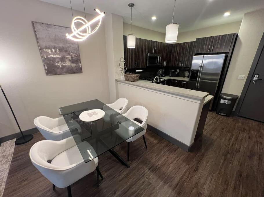 Luxury Modern Condo 3-Min From Six Flags W/Ps5, 1Gb Fast Wi-Fi Kingbed سانتا كلاريتا المظهر الخارجي الصورة
