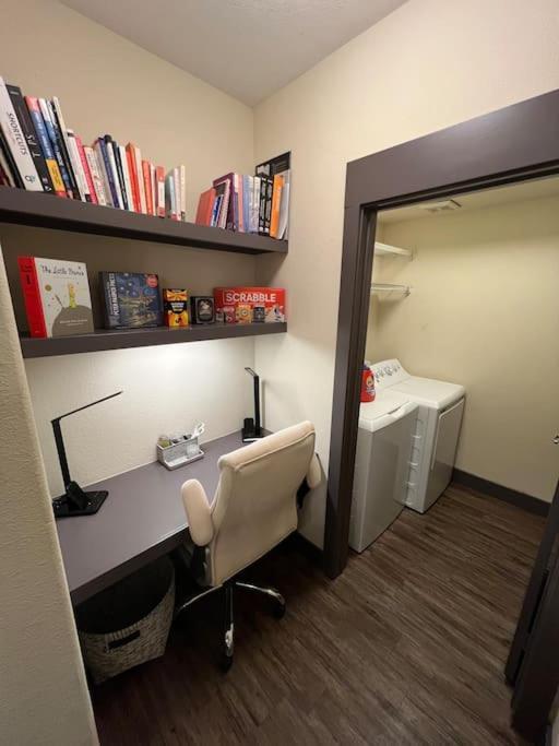 Luxury Modern Condo 3-Min From Six Flags W/Ps5, 1Gb Fast Wi-Fi Kingbed سانتا كلاريتا المظهر الخارجي الصورة