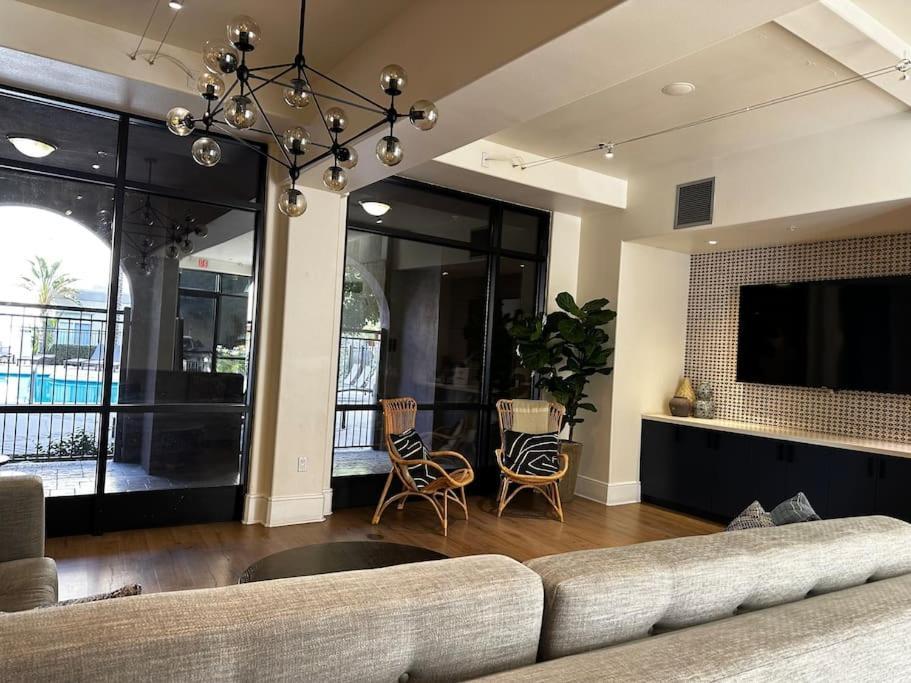 Luxury Modern Condo 3-Min From Six Flags W/Ps5, 1Gb Fast Wi-Fi Kingbed سانتا كلاريتا المظهر الخارجي الصورة