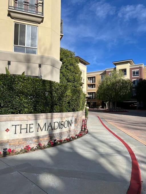 Luxury Modern Condo 3-Min From Six Flags W/Ps5, 1Gb Fast Wi-Fi Kingbed سانتا كلاريتا المظهر الخارجي الصورة